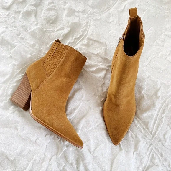 Marc Fisher Mariel Western
Boot New $199 - Picture 2 of 5